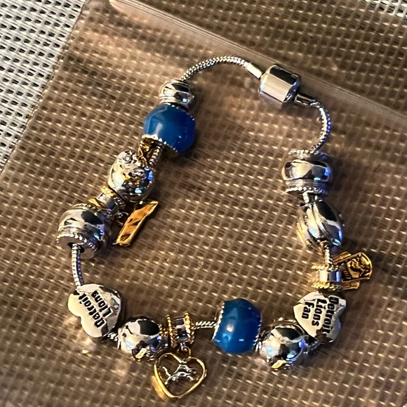 NFL DETROIT LIONS PRE-LOVED BRACELET CHARM FROM THE BRADFORD EXCHANGE - Picture 5 of 17